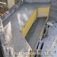 Строительство бетонного бассейна. Ступени забетонированы.